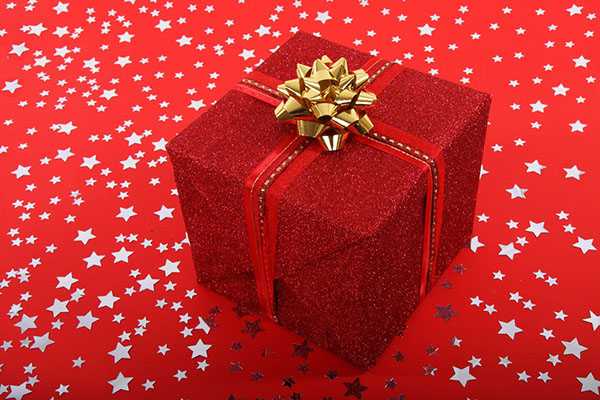 Qué regalar para el gallo de fuego de Año Nuevo 2017: ideas para un hombre querido, niña, mamá y papá, un amigo