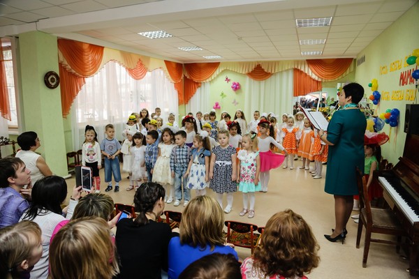 Día de la madre en el jardín de infantes: ideas para el guión en el grupo preparatorio junior, middle, senior