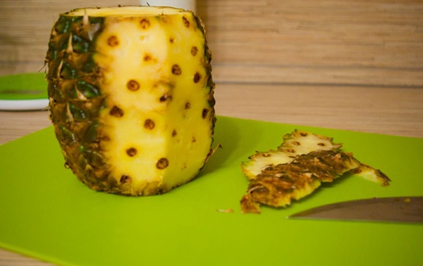 Cómo cortar una piña de forma adecuada y hermosa
