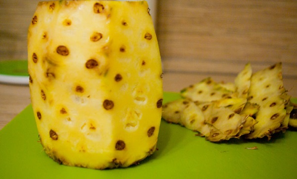 Cómo cortar una piña de forma adecuada y hermosa