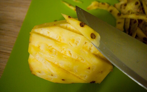 Cómo cortar una piña de forma adecuada y hermosa