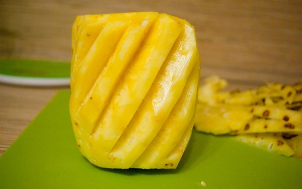 Cómo cortar una piña de forma adecuada y hermosa