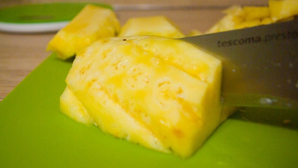 Cómo cortar una piña de forma adecuada y hermosa