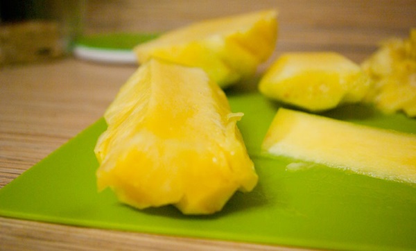 Cómo cortar una piña de forma adecuada y hermosa