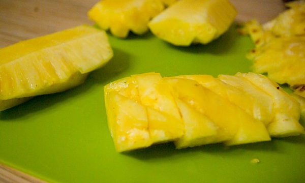 Cómo cortar una piña de forma adecuada y hermosa