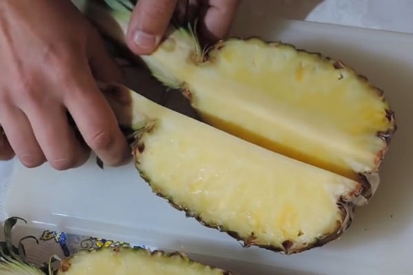 Cómo cortar una piña de forma adecuada y hermosa