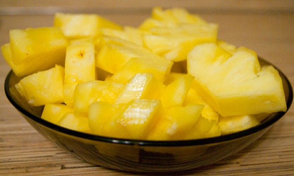Cómo cortar una piña de forma adecuada y hermosa