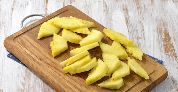 Cómo cortar una piña de forma adecuada y hermosa