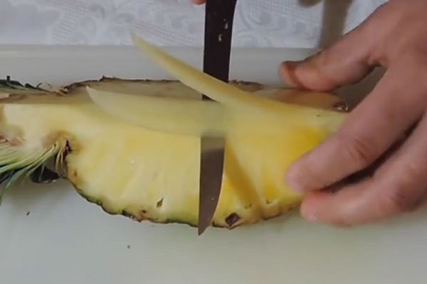 Cómo cortar una piña de forma adecuada y hermosa