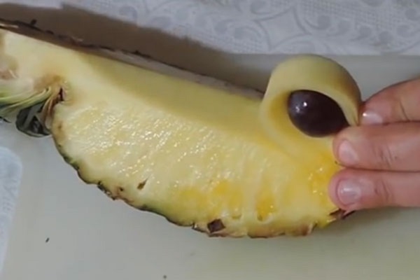 Cómo cortar una piña de forma adecuada y hermosa