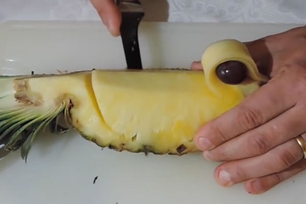 Cómo cortar una piña de forma adecuada y hermosa