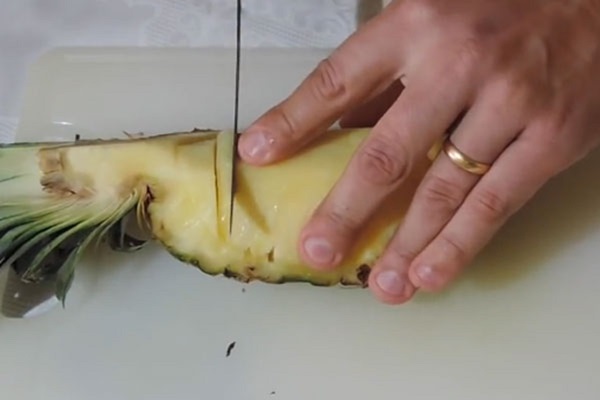 Cómo cortar una piña de forma adecuada y hermosa