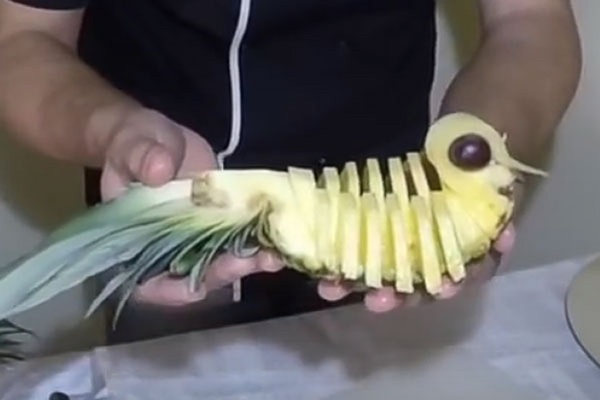 Cómo cortar una piña de forma adecuada y hermosa