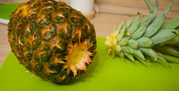 Cómo cortar una piña de forma adecuada y hermosa