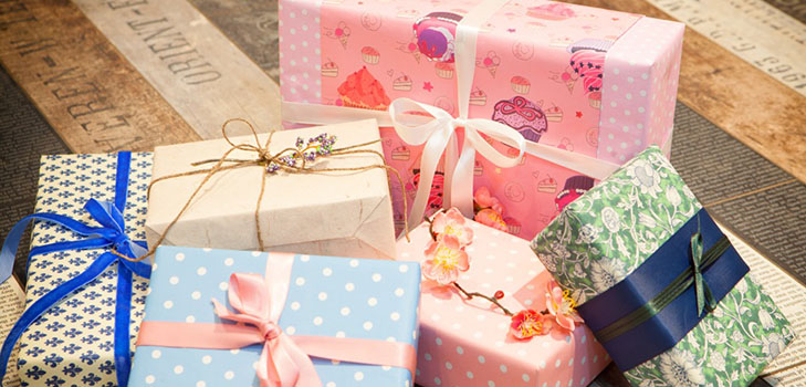 Cómo empacar un regalo en un papel de regalo