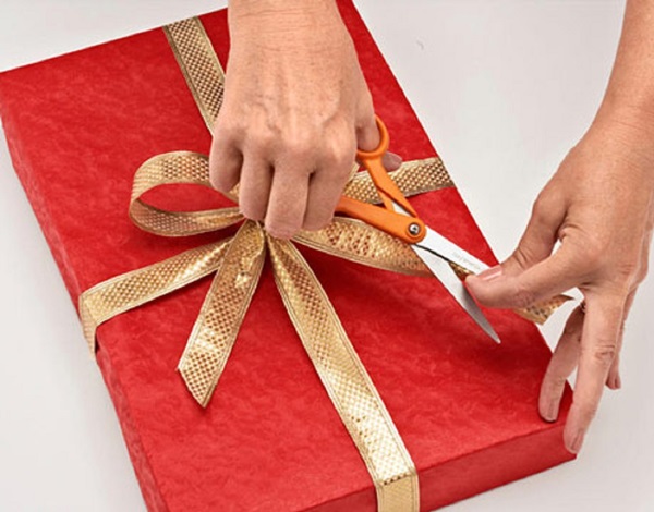 Cómo empacar un regalo en un papel de regalo