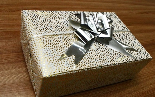 Cómo empacar un regalo en un papel de regalo