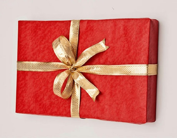 Cómo empacar un regalo en un papel de regalo