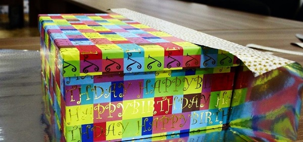 Cómo empacar un regalo en un papel de regalo
