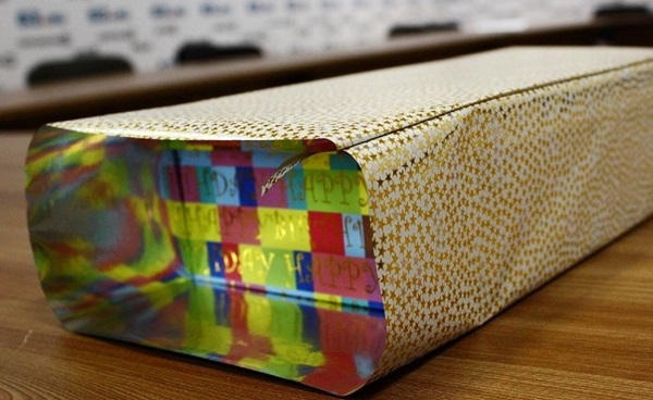 Cómo empacar un regalo en un papel de regalo