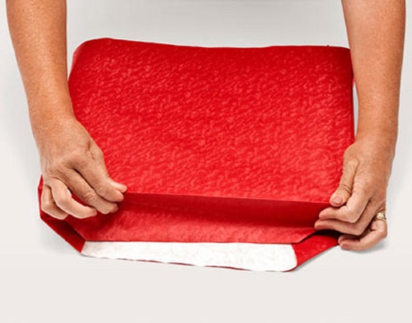 Cómo empacar un regalo en un papel de regalo