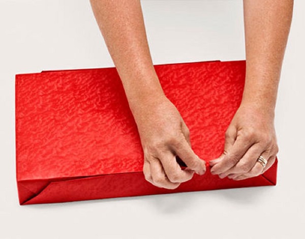 Cómo empacar un regalo en un papel de regalo