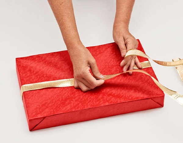 Cómo empacar un regalo en un papel de regalo