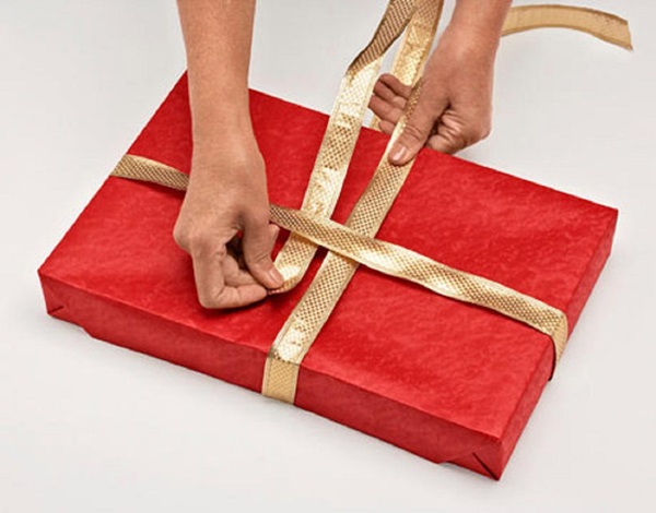 Cómo empacar un regalo en un papel de regalo