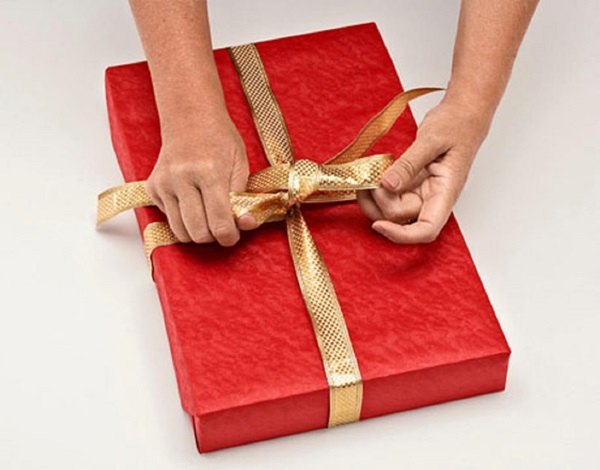 Cómo empacar un regalo en un papel de regalo