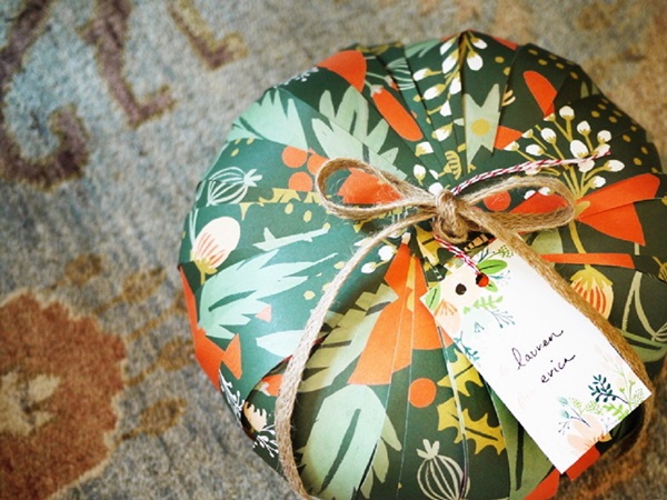 Cómo empacar un regalo en un papel de regalo