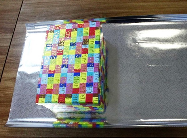 Cómo empacar un regalo en un papel de regalo
