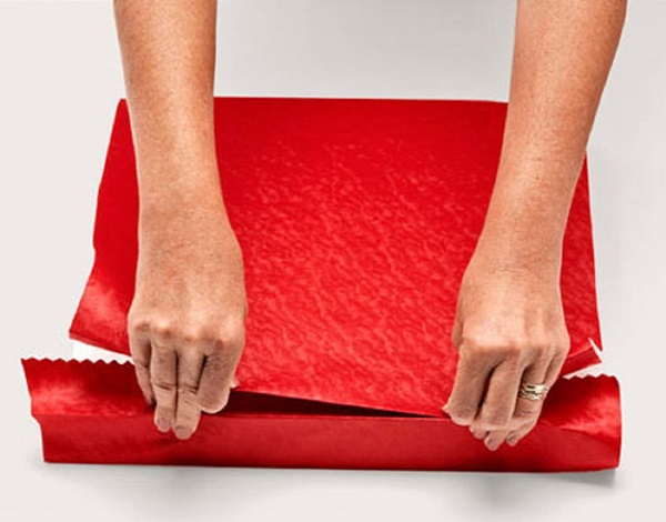 Cómo empacar un regalo en un papel de regalo