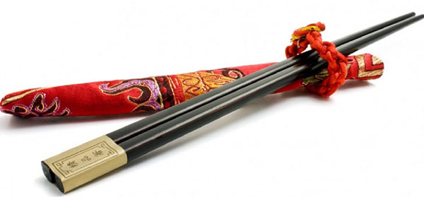 Cómo sostener palos para sushi
