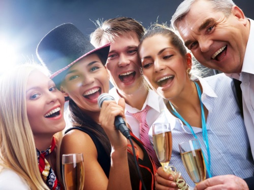 Cómo entretener a amigos para el Año Nuevo