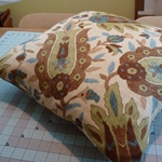 Cómo coser una cubierta en una almohada decorativa con sus propias manos - video paso a paso