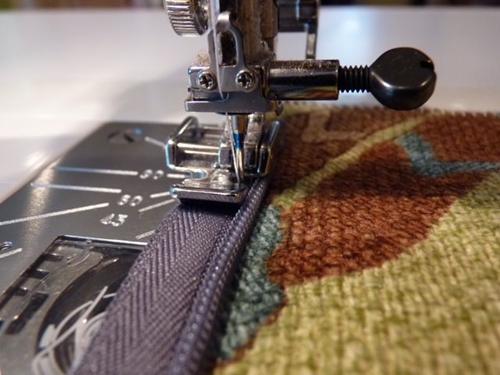 Cómo coser una cubierta en una almohada decorativa con sus propias manos - video paso a paso