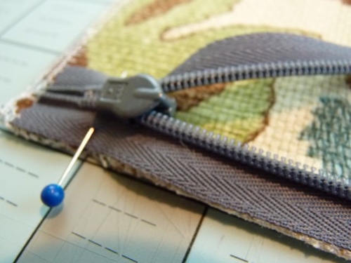 Cómo coser una cubierta en una almohada decorativa con sus propias manos - video paso a paso