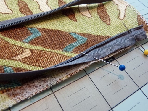 Cómo coser una cubierta en una almohada decorativa con sus propias manos - video paso a paso