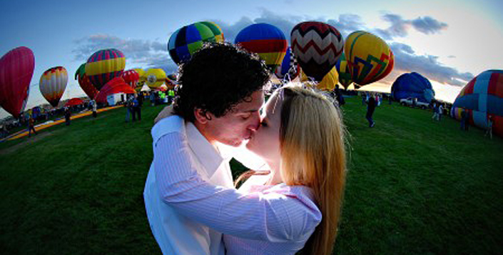 la pareja se está besando