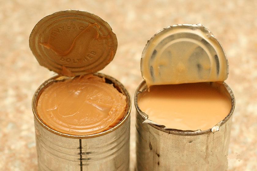 Cómo cocinar leche condensada en una lata?