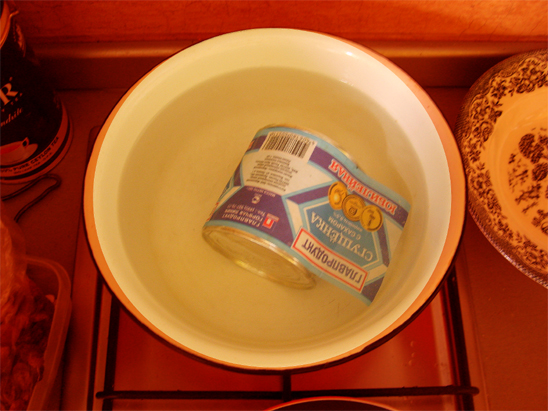 Cómo cocinar leche condensada en una lata?