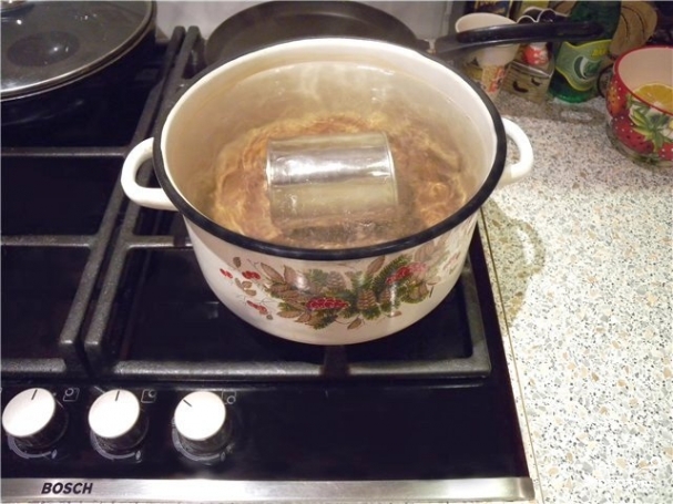 Cómo cocinar leche condensada en una lata?