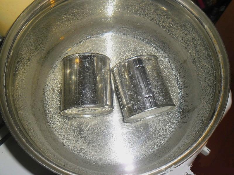 Cómo cocinar leche condensada en una lata?