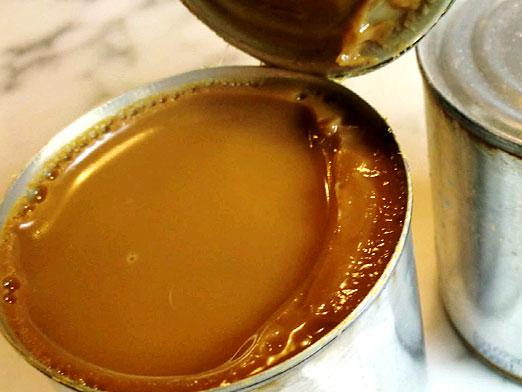 Cómo cocinar leche condensada en una lata?