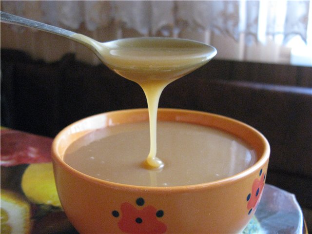 Cómo cocinar leche condensada en una lata?