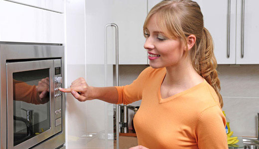 Cómo cocinar leche condensada en una lata?