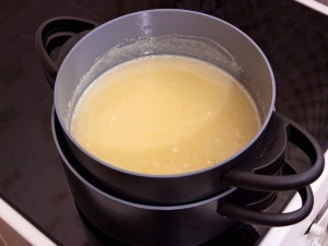 Cómo cocinar leche condensada en una lata?