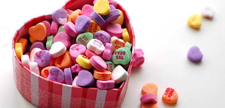 Qué divertido es celebrar el Día de San Valentín. Escenario para escolares