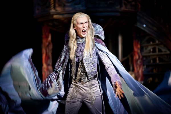 Musicales sobre vampiros que valen la pena ver. La legendaria bola de vampiro