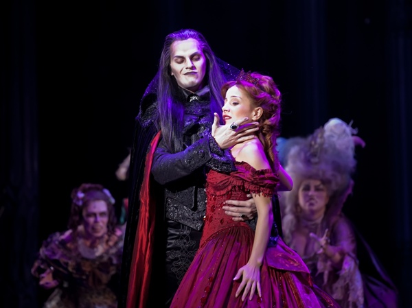 Musicales sobre vampiros que valen la pena ver. La legendaria bola de vampiro